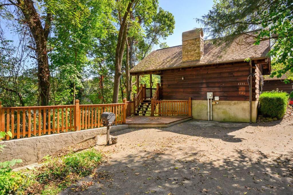 Do Not Disturb - Pigeon Forge Smoky Mountain Studio Cabin, Hot Tub, Fireplace エクステリア 写真