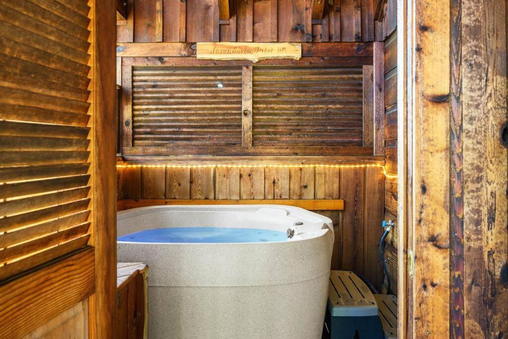 Do Not Disturb - Pigeon Forge Smoky Mountain Studio Cabin, Hot Tub, Fireplace エクステリア 写真