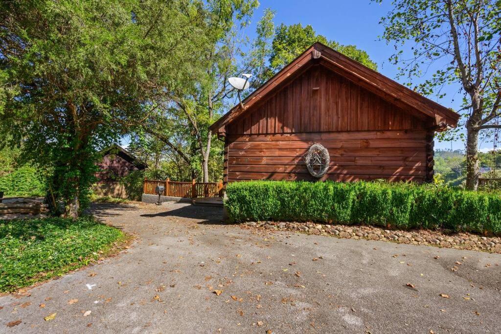 Do Not Disturb - Pigeon Forge Smoky Mountain Studio Cabin, Hot Tub, Fireplace エクステリア 写真